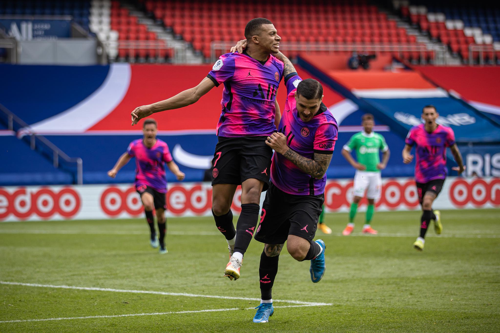 字母哥在利物浦比赛中高光表现西亚卡姆在巴黎圣日耳曼比赛中精彩发挥，关键时刻那不勒斯外线爆发瞬间刷屏的简单介绍